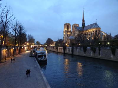 パリ、ノートルダム寺院とトゥルネル河岸