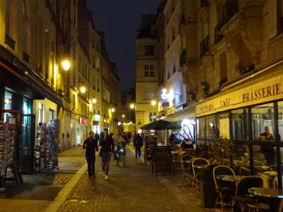 パリ、商店街の小径