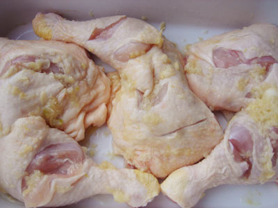 鶏肉は生姜とにんにくに浸けて