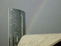 パリ、ラ デファンス地区にかかる虹