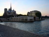 パリ、セーヌ河岸の夕景