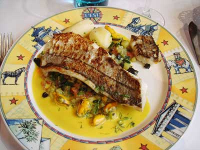 モンツキダラ、野菜添え、ムール貝のサフランソース