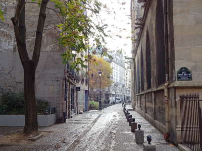 パリ、サン メリー教会脇の小径
