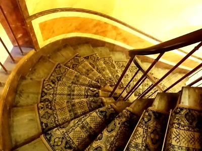 パリ アパルトマンのらせん階段