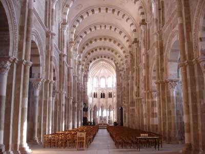 サント マドレーヌ バジリカ聖堂の内部