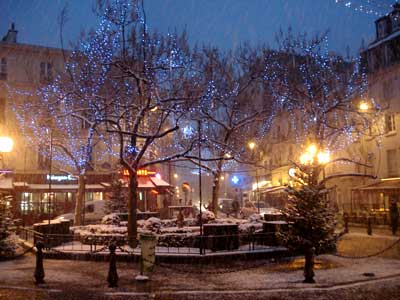 初雪の日の広場